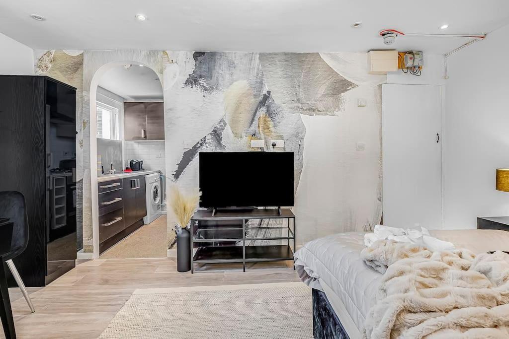 Appartement Serene With Garden View - Cozy Retreat For Couples & Solo Travellers